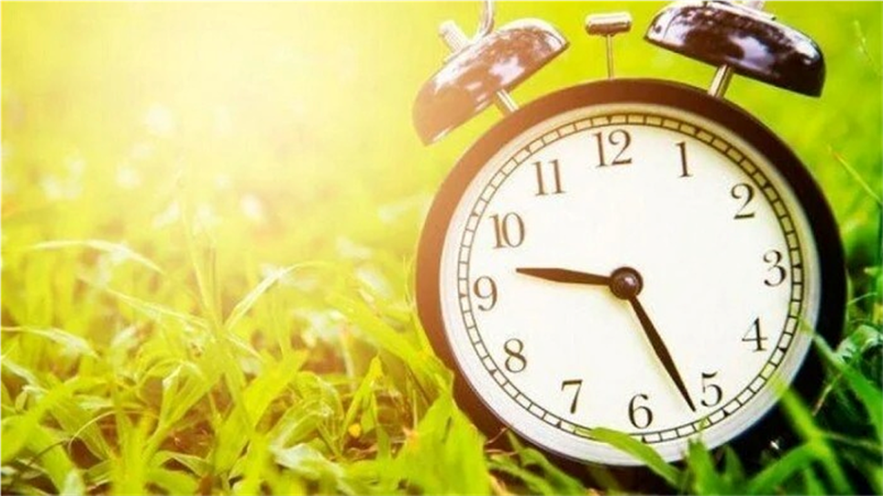 كيف تتأكد من ضبط ساعة هاتفك تلقائيا مع بدء التوقيت الصيفي؟.. خطوة بخطوة